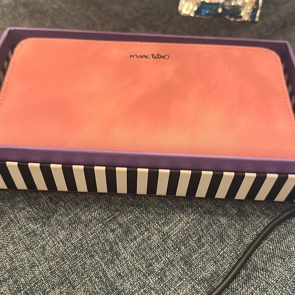 New in box Marc Tetro Metro cat pink and black wallet - Picture 3 of 10